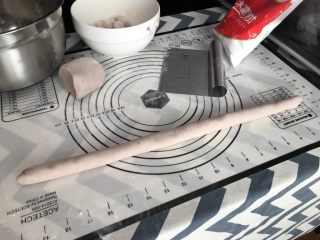 4、手工芋圆,将捏好的面团，搓成长条，切成4-5厘米左右的小粒