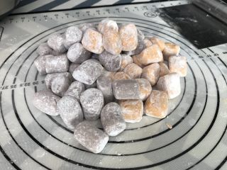 5、手工芋圆,加木薯粉裹表面，防止粘黏，做多可以放冰箱冷冻，吃的时候直接煮