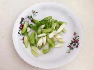 3、酥炸小黄鱼,香葱切成小段