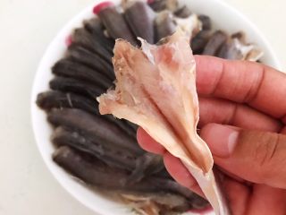 4、酥炸小黄鱼,把小黄鱼清洗干净,尤其是腹部的黑膜一定清洗干净