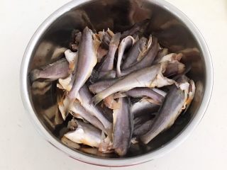7、酥炸小黄鱼,调匀