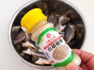 8、酥炸小黄鱼,在小黄鱼里面加入白花椒粉