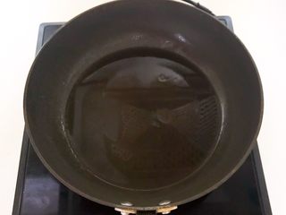 14、酥炸小黄鱼,炒锅烧热后加入大豆色拉油