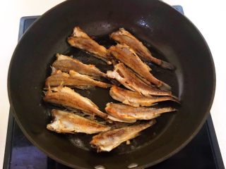 16、酥炸小黄鱼,全程小火炸制,炸制一面金黄就翻面