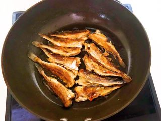 17、酥炸小黄鱼,炸制两面金黄即可
