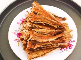 19、酥炸小黄鱼,酥炸小黄鱼可以整根吃掉,香酥可口,回味无穷~