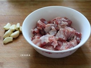 1、高升排骨,排骨斩小块洗净,沥干水,调入盐拌匀,腌制20分钟,蒜瓣去皮