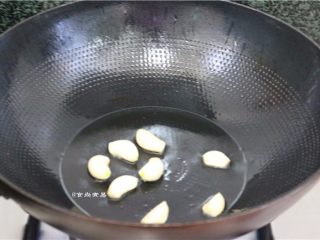 2、高升排骨,热锅倒油,下蒜头爆香