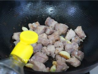 4、高升排骨,加入生抽、料酒、继续煸炒入味
