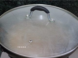 7、高升排骨,遮上锅盖,大火煮开后调成中火焖煮35分钟左右