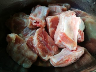 1、话梅烧仔排,小排洗净