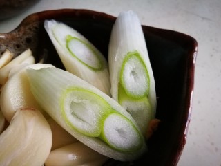 2、话梅烧仔排,大葱切小