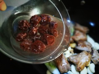 11、话梅烧仔排,话梅连水一起倒入锅中