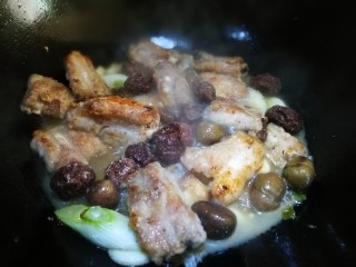 13、话梅烧仔排,加入清水 煮炖