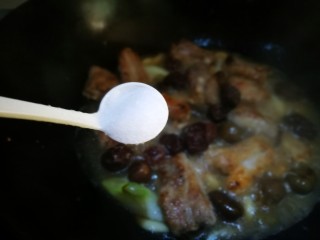 14、话梅烧仔排,加入盐