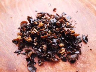 4、鹅蛋韭菜翠玉盒子,把浸泡好的木耳洗净，再用刀切碎末。