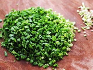 5、鹅蛋韭菜翠玉盒子,把摘洗干净的韭菜，用刀把切成碎末。