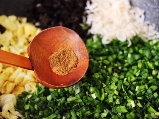 7、鹅蛋韭菜翠玉盒子,加入花椒粉增加香味。