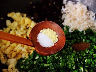 8、鹅蛋韭菜翠玉盒子,再根据个人口味，加入适量的盐和鸡精调味。