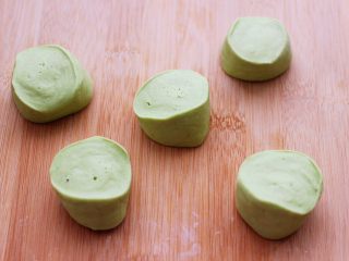 13、鹅蛋韭菜翠玉盒子,把醒发好的面团排气揉匀后，用手搓成长条后，用刀切成大小一致的剂子。