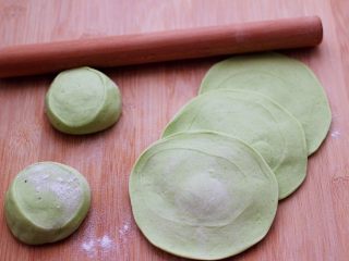 14、鹅蛋韭菜翠玉盒子,摁扁后，再用擀面杖擀成圆形薄面皮。