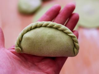 17、鹅蛋韭菜翠玉盒子,直至捏到底就可以了。