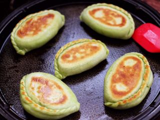 19、鹅蛋韭菜翠玉盒子,把盒子煎至两面金黄色就可以了，过程大概需要5分钟左右哟，没有电饼铛的，可以用平底锅烙制是一样的哈。