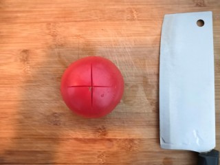 2、番茄金针菇汤,把番茄，用刀，中间划十字口