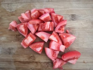 4、番茄金针菇汤,去皮的番茄，切成小块，备用