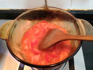 10、番茄金针菇汤,把番茄，翻炒出汁