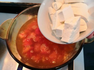 12、番茄金针菇汤,煮开后，倒入豆腐块
