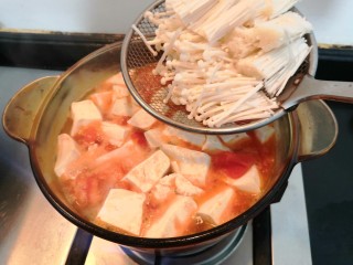 14、番茄金针菇汤,烧开后，加入金针菇