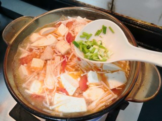 16、番茄金针菇汤,煮开后，金针菇断生，加入葱花