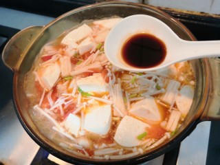 17、番茄金针菇汤,把生抽倒入，调味