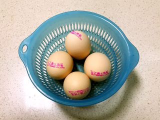 1、双色厚蛋烧,土鸡蛋清洗干净