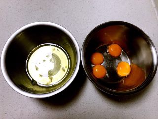 2、双色厚蛋烧,把蛋清和蛋黄分离开，打入盆内