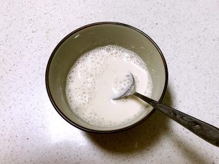 3、双色厚蛋烧,淀粉中加入适量冷水，调成水淀粉