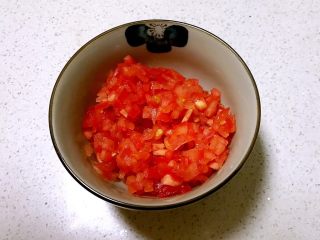 5、双色厚蛋烧,把西红柿切成碎末