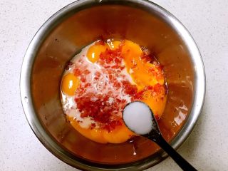 6、双色厚蛋烧,把西红柿末加入蛋黄中，加入一勺水淀粉，加入2克精盐，调匀备用