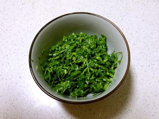8、双色厚蛋烧,把小油菜的菜叶切成碎末