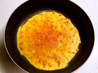 11、双色厚蛋烧,锅烧热后加入蛋黄液，温火煎制