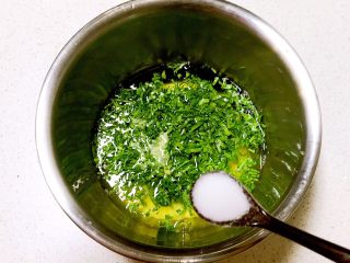 9、双色厚蛋烧,把油菜末加入蛋清中，加入一勺水淀粉，加入2克精盐，调匀备用