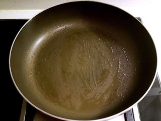 10、双色厚蛋烧,煎锅里边刷一层玉米油