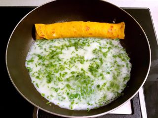 13、双色厚蛋烧,锅内加入蛋清液，