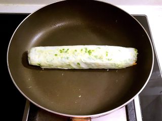 14、双色厚蛋烧,蛋清液上面稍微凝固后就卷起来就可以出锅了