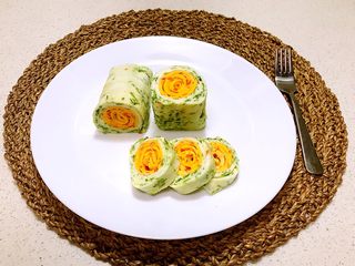 15、双色厚蛋烧,把双色蛋卷切一下就可以吃了，口感嫩滑，清淡适宜