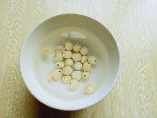 1、雪梨银耳莲子羹,莲子清水洗干净，冷水泡2小时以上。