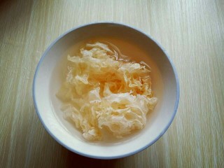 3、雪梨银耳莲子羹,干银耳，冷水冲洗干净后泡发。