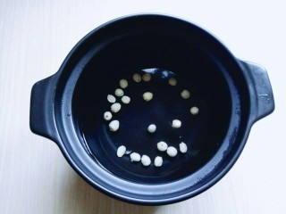 5、雪梨银耳莲子羹,砂锅中加入清水，将泡好的莲子放入。