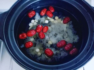 10、雪梨银耳莲子羹,大火烧开，转小火慢煮35分钟。